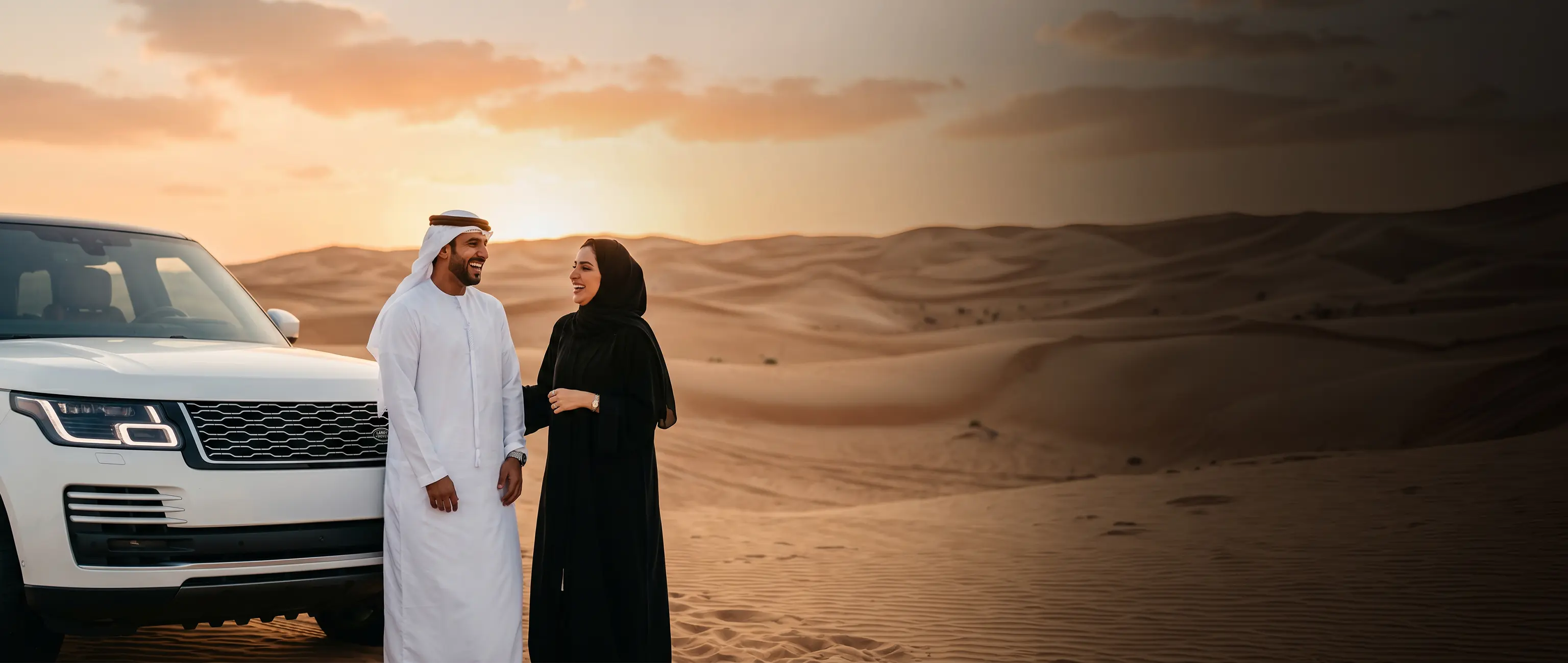 رجل أعمال محترف ينظر بتأمل إلى أفق المدينة من نافذة مكتبه المرتفع، مما يمثل الرؤية المالية الاستراتيجية وخطط الاستثمار الآمنة لأجل محدد من الصكوك الوطنية.